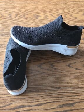 Tommy Bahama Black Slip-On Knit Platform Sneakers with Metallic Accent